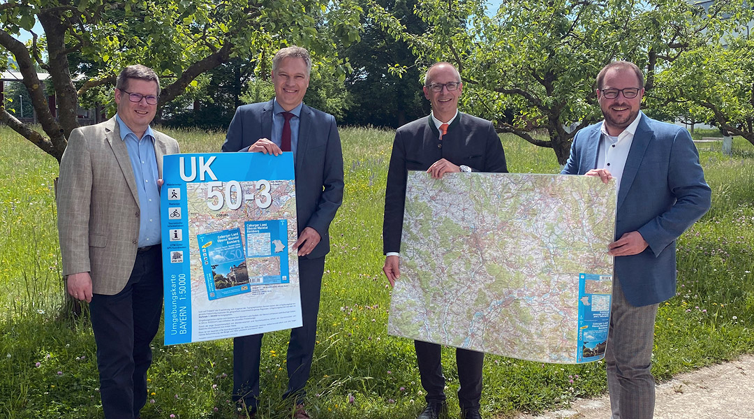 Vier Personen zeigen das Kartenblatt der UK50-3. Die abgebildeten Personen werden in der Bildunterschrift genannt.